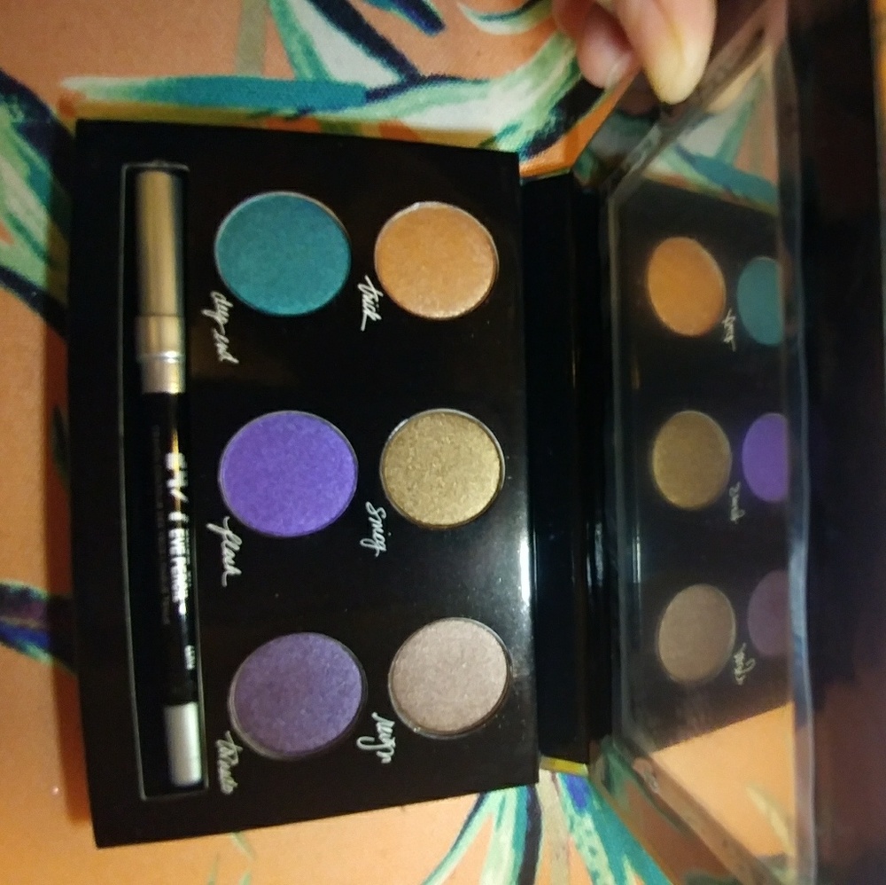 ⚡L.E. ⚡Urban Decay Wende's Contraband palette